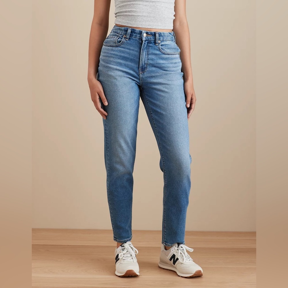 American Eagle Stretch Curvy Mom Jean in Medium Vintage Wash